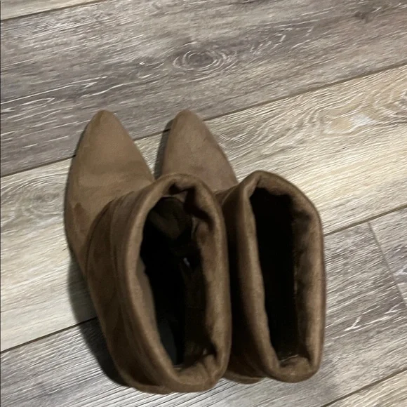 Elegant Brown Suede Heeled Boots - Picture 3 of 4